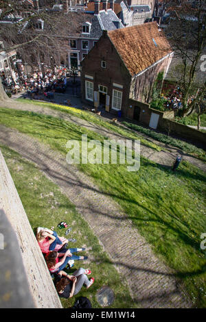 Leiden, Netherlands. 15th April, 2015. Wednesday was the warmest day of Spring in The Netherlands this year. In the student city of Leiden people can be seen going out in their boats and enjoying the sun. Credit:  Jaap Arriens/Alamy Live News Stock Photo