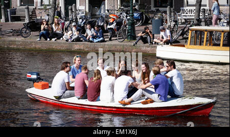 Leiden, Netherlands. 15th April, 2015.Wednesday was the warmest day of Spring in The Netherlands this year. In the student city of Leiden people can be seen going out in their boats and enjoying the sun. Credit:  Willem Arriens/Alamy Live News Stock Photo