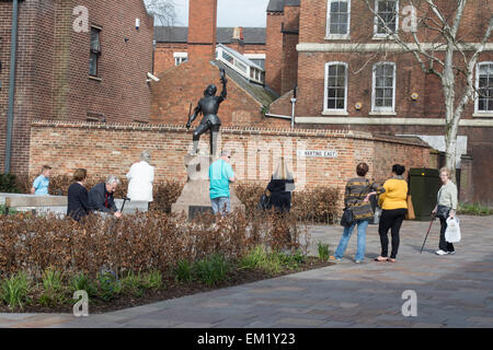 Public view the statue of King Richard III, relocated to the cathedral gardens outside Leicester Cathedral Stock Photo