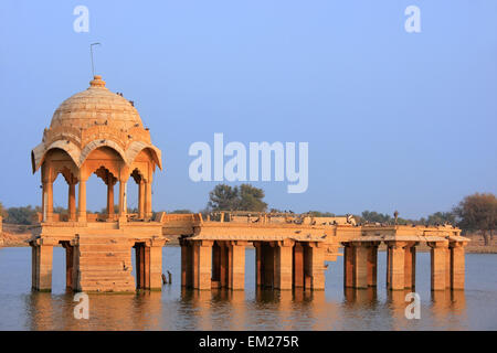 Gadi Sagar temple at Gadisar lake, Jaisalmer, Rajasthan, India Stock Photo