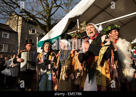 UK, England, Yorkshire, Grassington, Dickensian Festival, mummers of Penny Plain Theatre Company singing Stock Photo