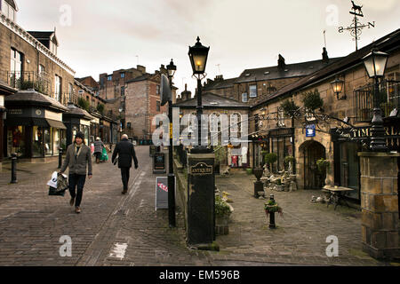 UK, England, Yorkshire, Harrogate, Christmas shoppers in Montpellier Street at Montpellier Mews Stock Photo