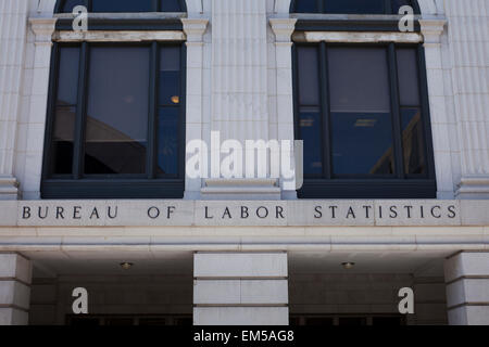 2025年12月CPI显示通胀稳定在2.7%，高于美联储目标，政治不确定性笼罩