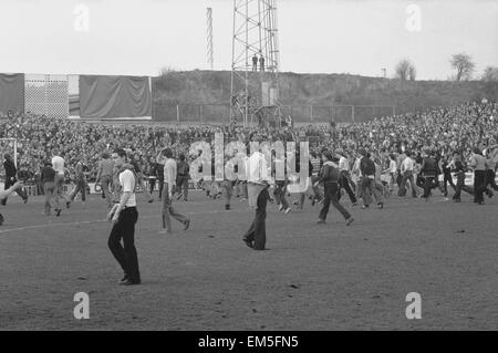 March 1978, a full-scale riot breaks out at The Den during an FA Cup quarter-final between Millwall and Ipswich. Fighting began on the terraces, then spilled out on to the pitch and into the narrow streets around the ground 10th March 1978March 1978, a full-scale riot breaks out at The Den during an FA Cup quarter-final between Millwall and Ipswich. Fighting began on the terraces, then spilled out on to the pitch and into the narrow streets around the ground 11th March 1978 Our Picture Shows Millwall fans on the pitch Stock Photo
