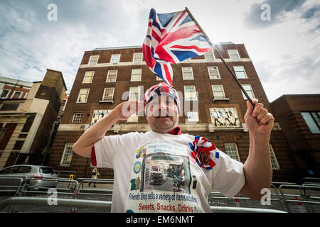 London, UK. 16th April, 2015. Royal fans wait outside the Lindo Wing of Saint Mary's Hospital Credit:  Guy Corbishley/Alamy Live News Stock Photo