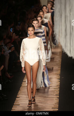 Sao Paulo, Brazil. 16th Apr, 2015. Model present creations of 'Acquastudio' Summer collection during the Sao Paulo Fashion Week in Sao Paulo, Brazil, on April 16, 2015. Credit:  Rahel Patrasso/Xinhua/Alamy Live News Stock Photo