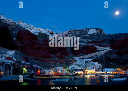 Griechenland, Kykladen, Santorini, Ammoudi, Blick über den Hafen auf Oia Stock Photo