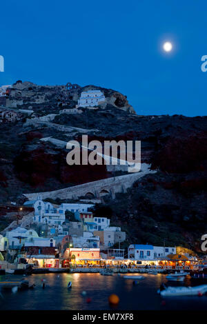 Griechenland, Kykladen, Santorini, Ammoudi, Blick über den Hafen auf Oia Stock Photo