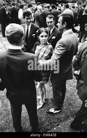 Sean Connery and actress Vivienne Ventura talks to England footballers left to right: Bobby Moore, Peter Bonetti and Jimmy Greaves as the 1966 England World Cup team visit Pinewood Studios to spend time on the set of the new James Bond film You Only Live Twice . 12th July 1966. Stock Photo