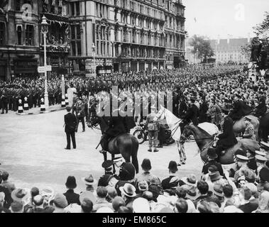 World War I Victory March through the streets of London A General on ...