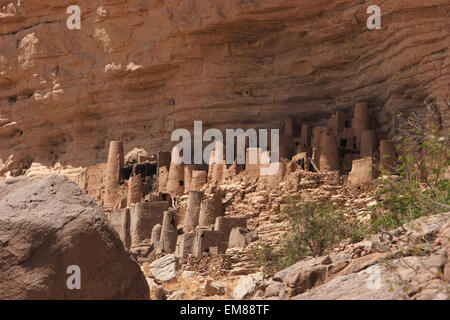 Telem houses set in the Bandiagara Escarpment, Irelli, Mali Stock Photo