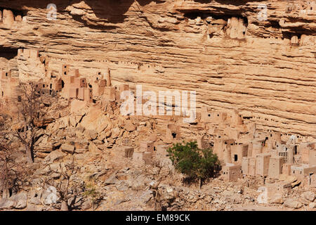 Tellem houses set in the Bandiagara Escarpment, Irelli, Mali Stock Photo