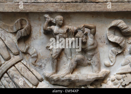 Roman sarcophagus. Myth of Theseus and Ariadne. Hadrianic or Early Antonine period, 130-140 AD. Theseus killing the Minotaur Stock Photo