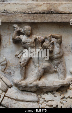 Roman sarcophagus. Myth of Theseus and Ariadne. Hadrianic or Early Antonine period, 130-140 AD. Theseus killing the Minotaur Stock Photo