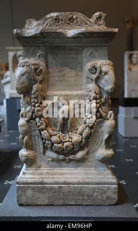 Marble funerary altar. Roman. 14-68 AD. The inscription commemorates a certains Q. Fabius Diogenes and  Fabia Primigenia. Stock Photo