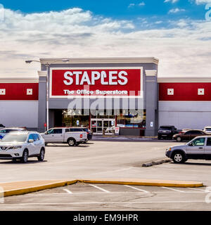 The exterior storefront and parking lot of a Staples office supply store In Oklahoma City, Oklahoma, USA. Stock Photo
