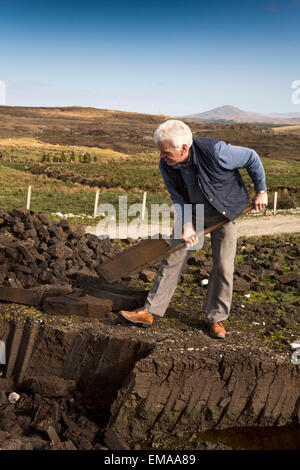 Ireland, Co Galway, Connemara Heritage & History Centre, Martin Walsh cutting turf Stock Photo