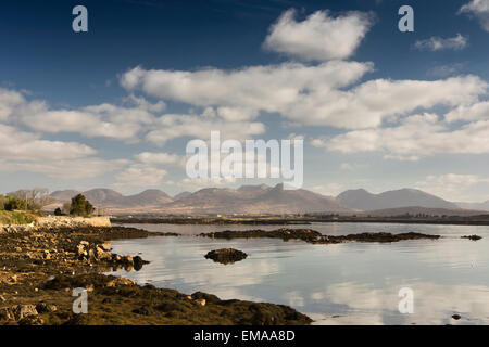 Ireland, Co Galway, Connemara, Roundstone, view over to Inishnee and the Twelve Bens Stock Photo