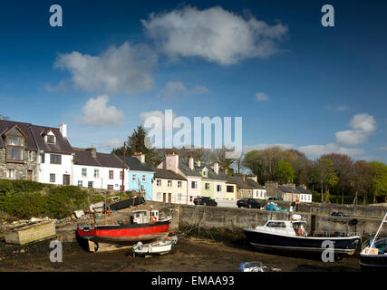 Ireland, Co Galway, Connemara, Roundstone village, fishing boat moored in the harbour Stock Photo