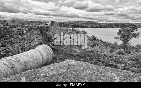 New York, Fort Ticonderoga National Historic Landmark, cannon overlooks Lake Champlain Stock Photo