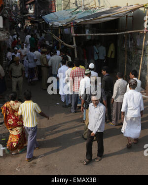 Kolkata, India. 18th Apr, 2015. Indian voter on the line at the polling station during the Kolkata Municipal Corporation Election at Kolkata on Saturday. © Bhaskar Mallick/Pacific Press/Alamy Live News Stock Photo