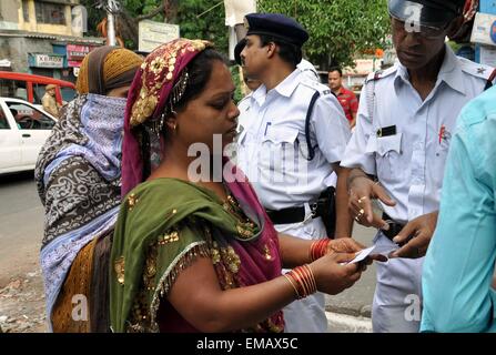 Kolkata, India. 18th Apr, 2015. Indian police personal check the voter card during the Kolkata Municipal Corporation Election at Kolkata on Saturday. © Bhaskar Mallick/Pacific Press/Alamy Live News Stock Photo