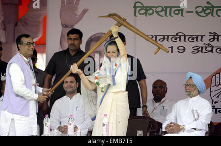 New Delhi, India. 19th Apr, 2015. India's Congress Party President Sonia Gandhi (C) takes a plough from the hands of party leader Ajay Maken (1st L) at a farmers' rally in New Delhi, India, April 19, 2015. Farmers rallied in India's capital on Sunday to protest the government's plan to ease rules for obtaining land for industry and development projects. Credit:  Partha Sarkar/Xinhua/Alamy Live News Stock Photo
