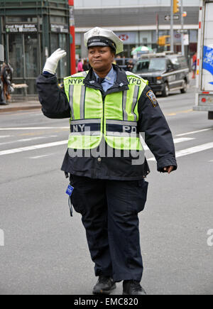 https://l450v.alamy.com/450v/emc820/female-new-york-city-traffic-enforcement-officer-directing-cars-at-emc820.jpg