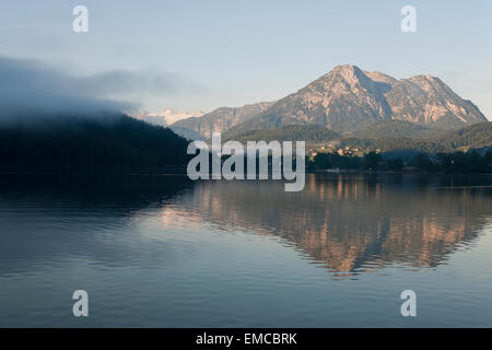 morning mist over Altausseer See with Sarstein mountain and Dachstein glacier Stock Photo