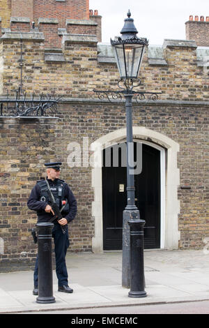 Armed Police Officers Guarding St James Palace, Palace of the Sovereign Stock Photo