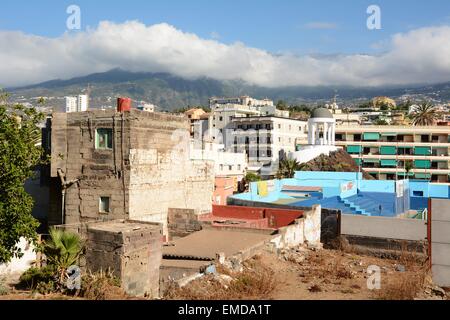 Old buildings with graffiti painting on the wall in Puerto de la Cruz, Tenerife. Stock Photo