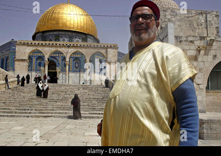 Jerusalem, Jerusalem, Palestinian Territory. 20th Apr, 2015. Palestinian worshipers walk in front of the Dome of the Rock mosque, at al-Aqsa mosque compound, in Jerusalem's old city on April 20, 2015 Credit:  Saeb Awad/APA Images/ZUMA Wire/Alamy Live News Stock Photo