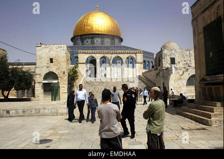 Jerusalem, Jerusalem, Palestinian Territory. 20th Apr, 2015. Israeli policemen stand guard as Jewish settlers walk in front of the Dome of the Rock mosque, at al-Aqsa mosque compound, in Jerusalem's old city on April 20, 2015 Credit:  Saeb Awad/APA Images/ZUMA Wire/Alamy Live News Stock Photo