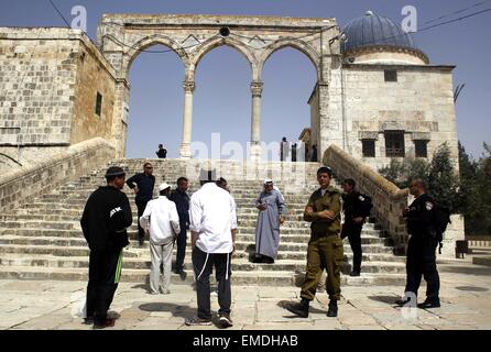 Jerusalem, Jerusalem, Palestinian Territory. 20th Apr, 2015. Israeli policemen stand guard as Jewish settlers walk in front of the Dome of the Rock mosque, at al-Aqsa mosque compound, in Jerusalem's old city on April 20, 2015 Credit:  Saeb Awad/APA Images/ZUMA Wire/Alamy Live News Stock Photo