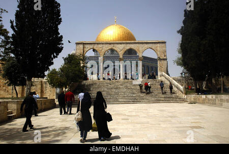 Jerusalem, Jerusalem, Palestinian Territory. 20th Apr, 2015. Palestinian worshipers walk in front of the Dome of the Rock mosque, at al-Aqsa mosque compound, in Jerusalem's old city on April 20, 2015 Credit:  Saeb Awad/APA Images/ZUMA Wire/Alamy Live News Stock Photo