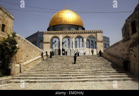 Jerusalem, Jerusalem, Palestinian Territory. 20th Apr, 2015. Palestinian worshipers walk in front of the Dome of the Rock mosque, at al-Aqsa mosque compound, in Jerusalem's old city on April 20, 2015 Credit:  Saeb Awad/APA Images/ZUMA Wire/Alamy Live News Stock Photo