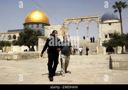 Jerusalem, Jerusalem, Palestinian Territory. 20th Apr, 2015. An Israeli policeman walks with a Jewish settler in front of the Dome of the Rock mosque, at al-Aqsa mosque compound, in Jerusalem's old city on April 20, 2015 Credit:  Saeb Awad/APA Images/ZUMA Wire/Alamy Live News Stock Photo