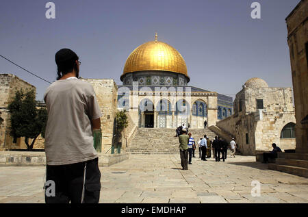 Jerusalem, Jerusalem, Palestinian Territory. 20th Apr, 2015. Israeli policemen stand guard as Jewish settlers walk in front of the Dome of the Rock mosque, at al-Aqsa mosque compound, in Jerusalem's old city on April 20, 2015 Credit:  Saeb Awad/APA Images/ZUMA Wire/Alamy Live News Stock Photo