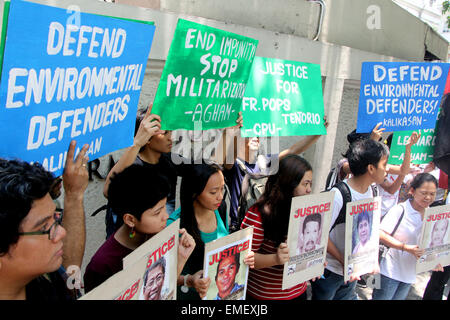 Metro Manila, Philippines. 20th Apr, 2015. Days before the celebration of the 2015 Earth Day, environmental and human rights advocates held a picket protest at the Department of Justice (DOJ) castigating what they said was the ‘dismal performance' of public officials over the growing number of political killings and other human rights violations or HRVs towards environmental activists. © Gregorio B. Dantes Jr./Pacific Press/Alamy Live News Stock Photo