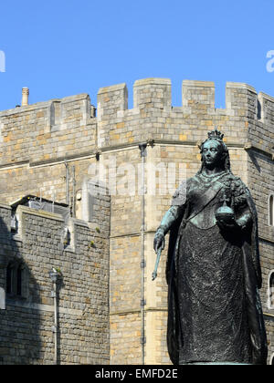 A view of a statue of Queen Victoria in front of Windsor Castle, Windsor. Stock Photo