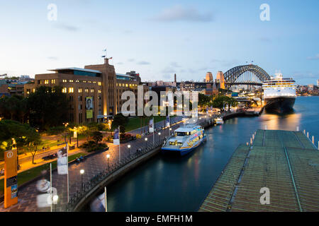 Museum of Contemporary Art and Circular Quay at rush hour on a summer's evening in Sydney, Australia Stock Photo