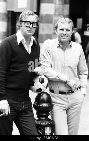 Film - Michael Caine and Bobby Moore - Escape to Victory premiere Stock Photo: 106948527 - Alamy