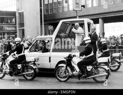 The Pope's visit to the United Kingdom May 1982. Pope John Paul II seen here waving to the crowds from the pope-mobile as he drives through Victoria. 28th May 1982 Stock Photo