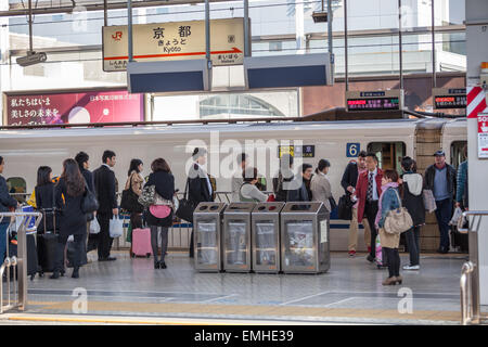 People stand in queue for boarding the Hikari Shinkansen to the Kyoto city. The Marunouchi district of Chiyoda, Japan Stock Photo