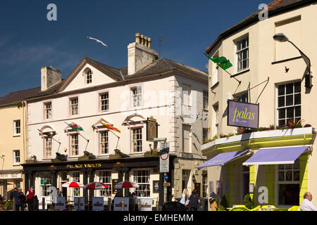 UK, Wales, Gwynedd, Caernarfon, Pen Deitsh, Palace Vaults Pub Stock Photo