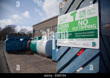 "No flytipping / Dim tipio" Welsh / English / bilingual signs at a Gwynedd council recycling point behind public toilets Stock Photo