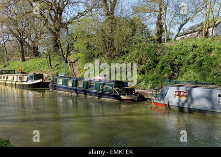 Narrow and wide beam canal boats moored on Kennet and Avon Canal Stock Photo