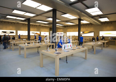 Brand new Apple retail store opens in Edinburgh. Members of the public queue outside to be the first to enter the new Apple store.  Featuring: Atmosphere Where: Edinburgh, United Kingdom When: 18 Oct 2014 Stock Photo