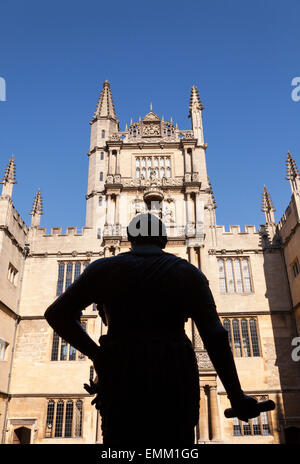 Statue of 'William Herbert', 'Earl of Pembroke' silhouette against [Tower of Five Orders], Bodleian Library, Oxford, England, UK Stock Photo