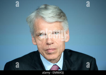 Ingelheim, Germany. 22nd Apr, 2015. Andreas Barner, chairman of the board of managing directors at the Boehringer Ingelheim pharmaceutical company, speaks at the company's balance sheet press conference in Ingelheim, Germany, 22 April 2015. According to the company, Boehringer Ingelheim generated revenues in 2014 amounting to 13.3 billion euros. Photo: BORIS ROESSLER/dpa/Alamy Live News Stock Photo